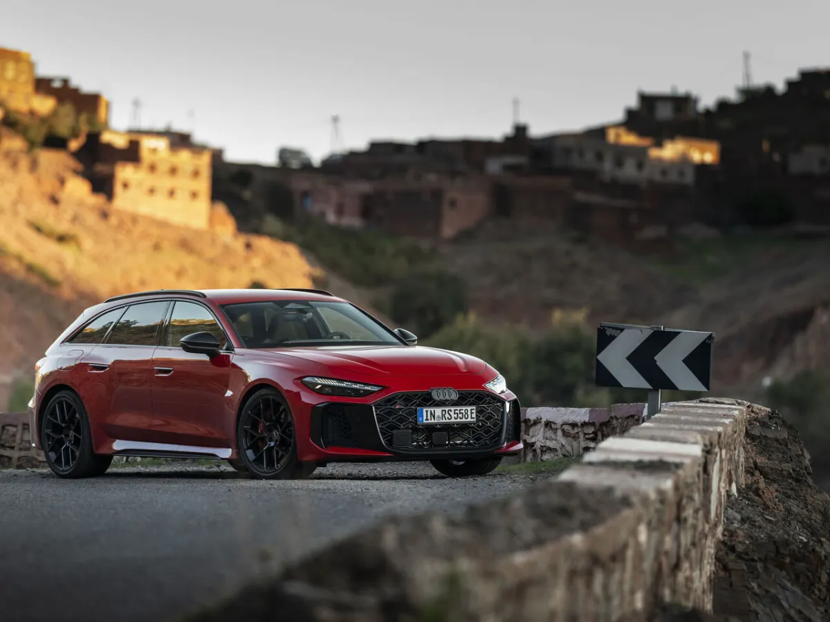 Audi RS 5 Avant auf einer Stadtstraße