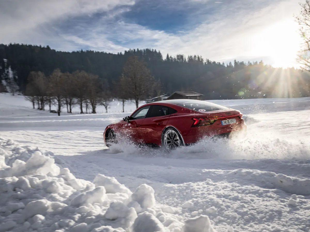 Audi RS e-tron GT v zasněžené krajině
