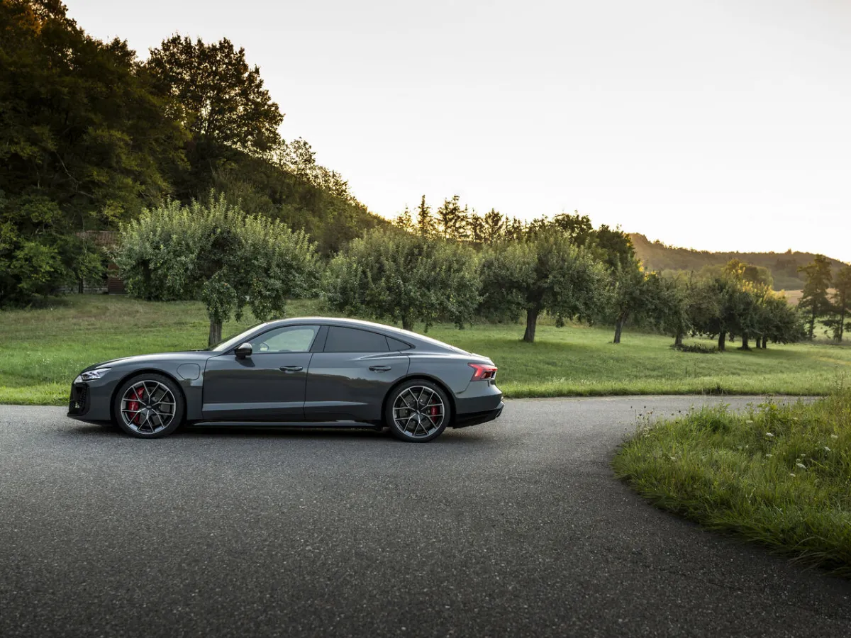 Audi RS e-tron GT z boku