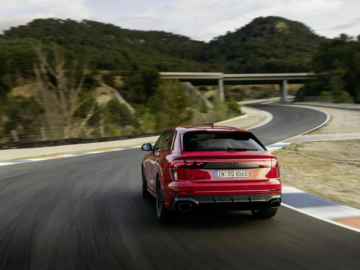 Audi RS Q8 performance auf einer Serpentinenstraße