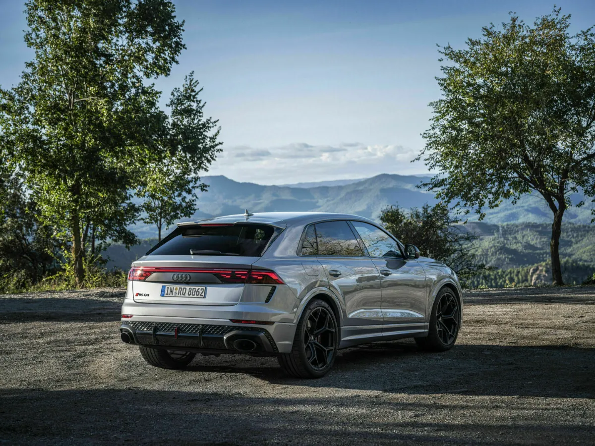 Audi RS Q8 performance vor einem Schloss