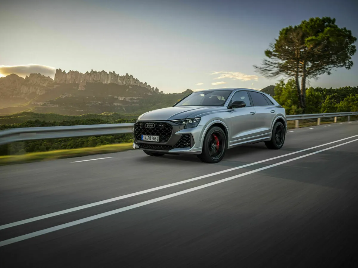 Audi RS Q8 performance in Fahrt