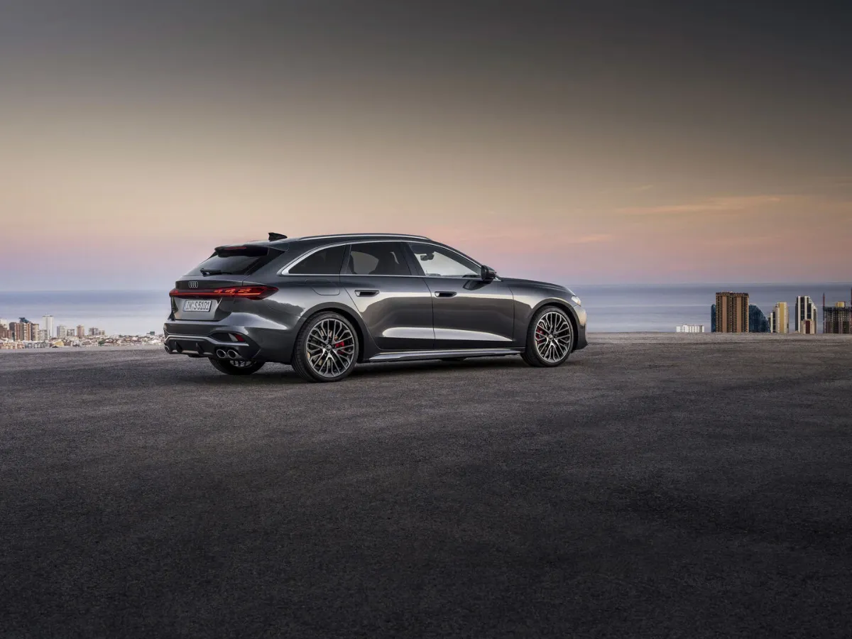 Audi S5 Avant Dreiviertelansicht von hinten