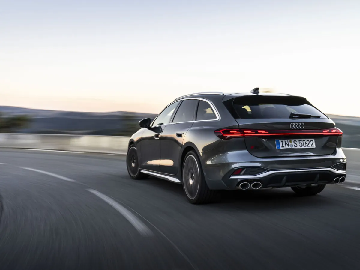 Audi S5 Avant von hinten, in Fahrt