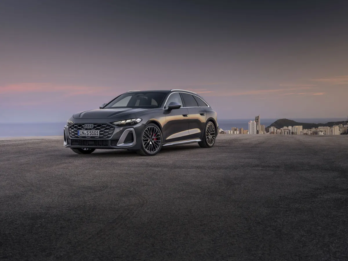 Audi S5 Avant Frontansicht im Sonnenuntergang