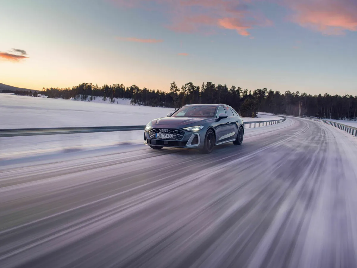 Audi S5 Avant auf verschneiter Straße