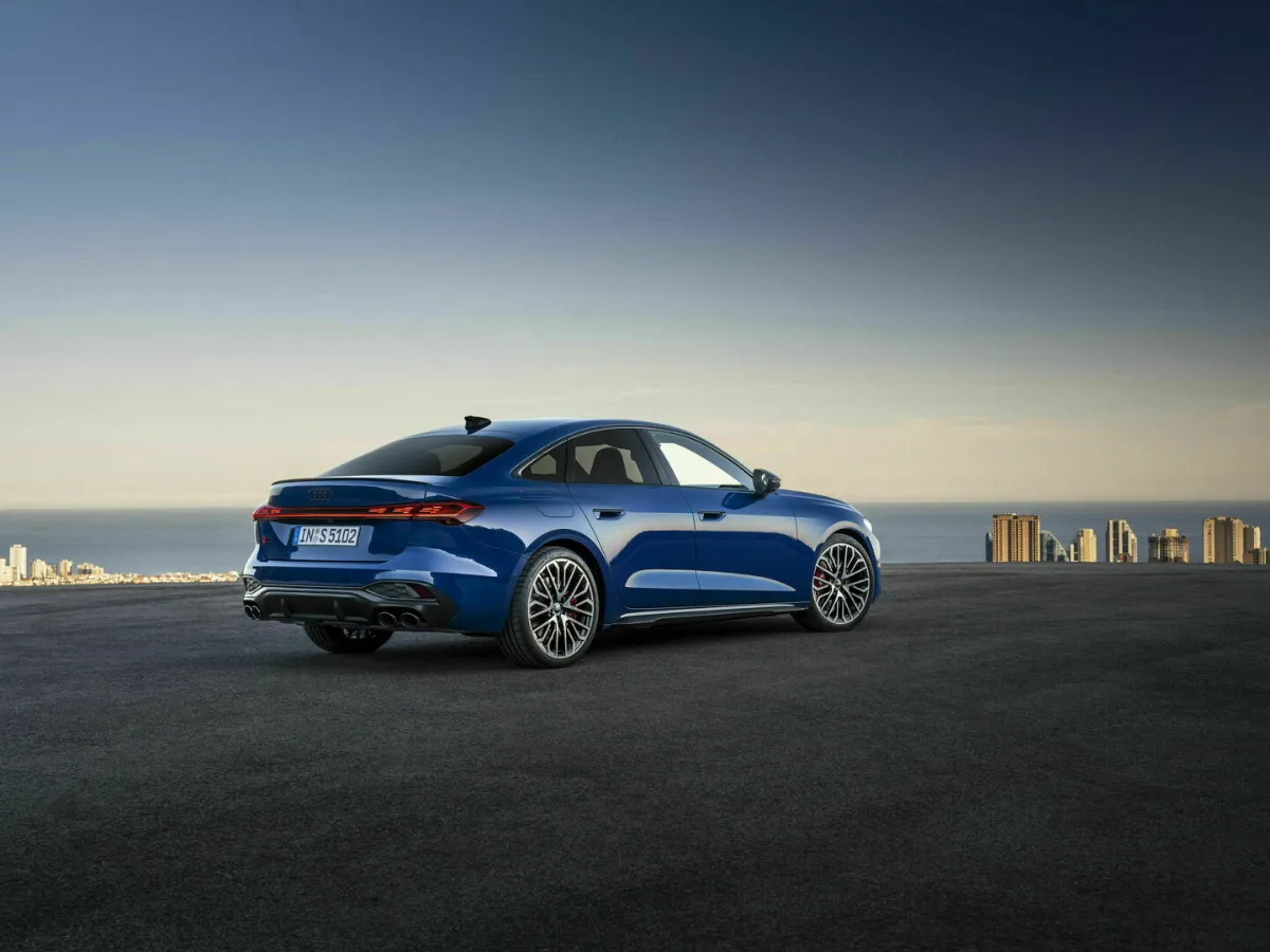 Audi S5 limuzína zezadu z tříčtvrtečního pohledu
