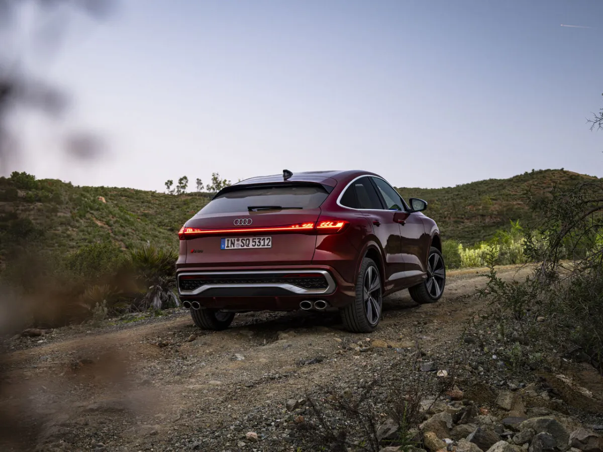 Audi SQ5 Sportback — Heckansicht schräg von hinten