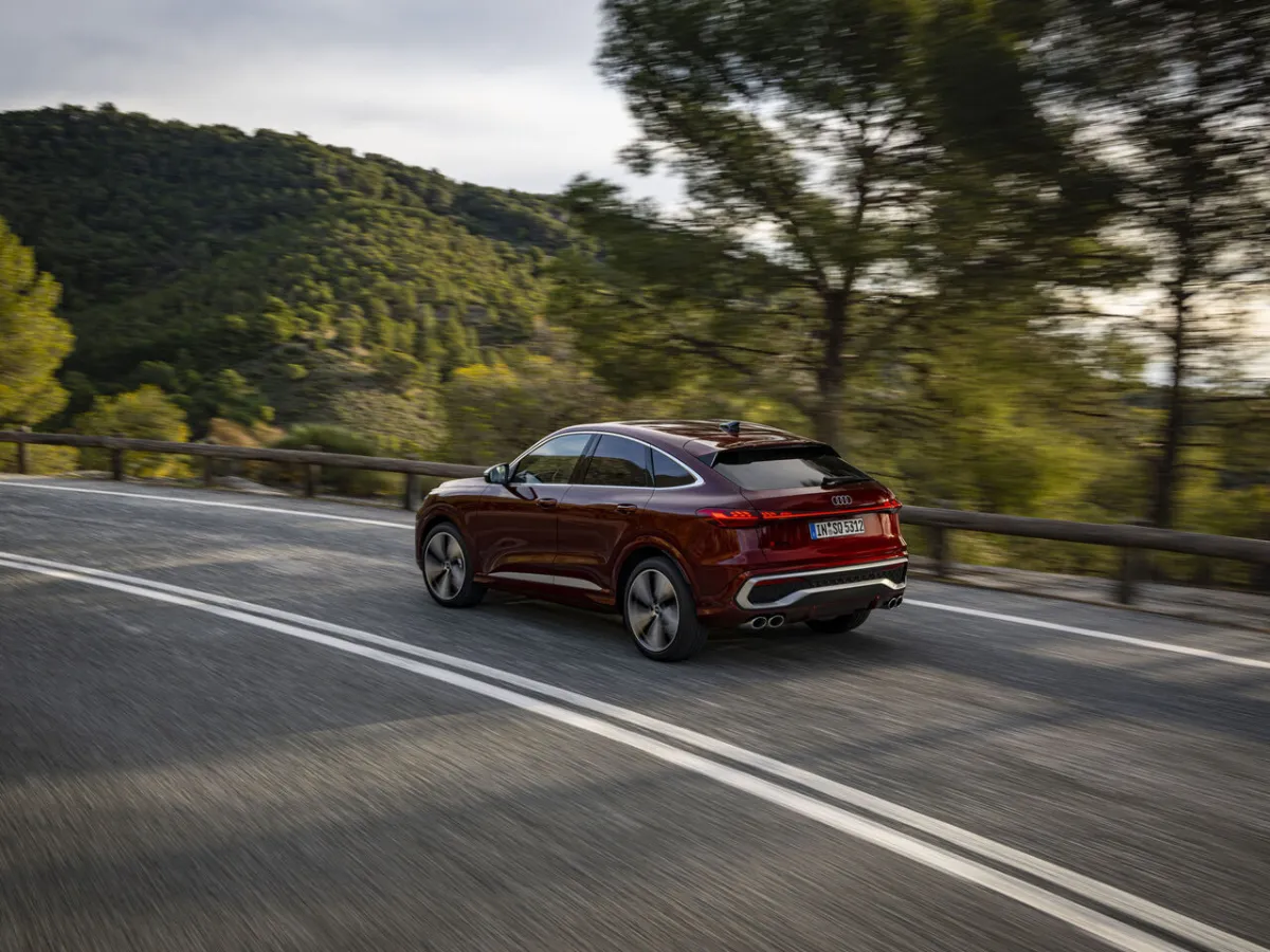Audi SQ5 Sportback zezadu v zatáčce