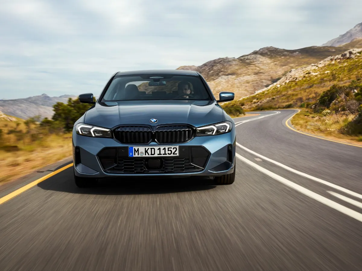 BMW 3er Limousine auf einer Bergstraße