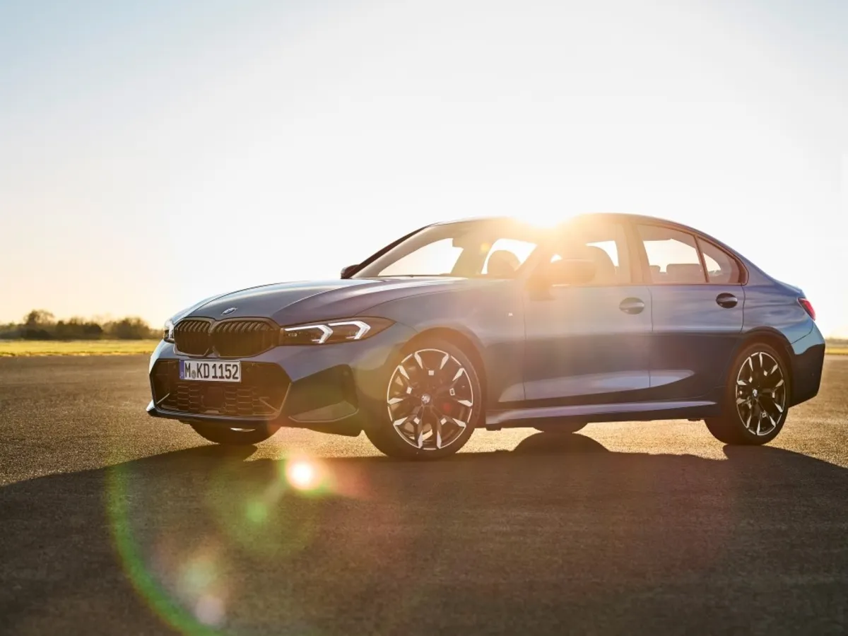 BMW 3er Limousine bei Sonnenuntergang
