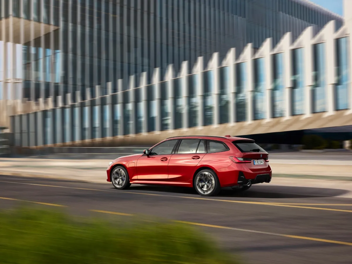 BMW řady 3 Touring u moderní budovy