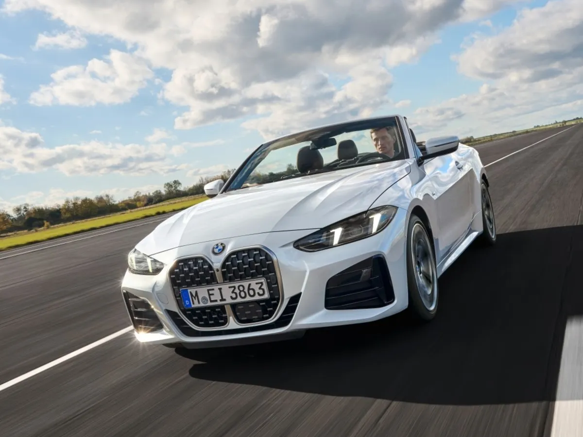 BMW řady 4 Cabrio za jízdy