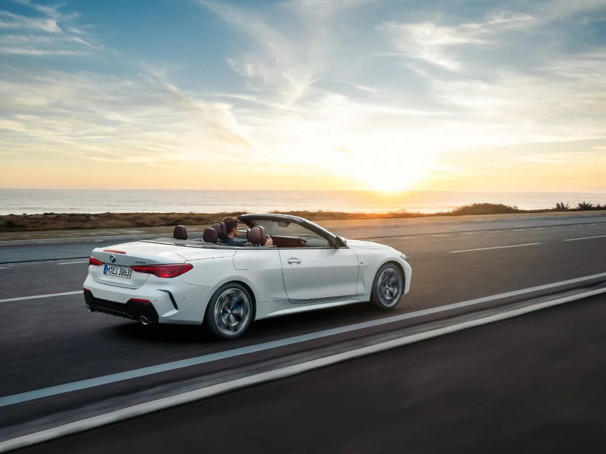 BMW řady 4 Cabrio na pobřežní silnici