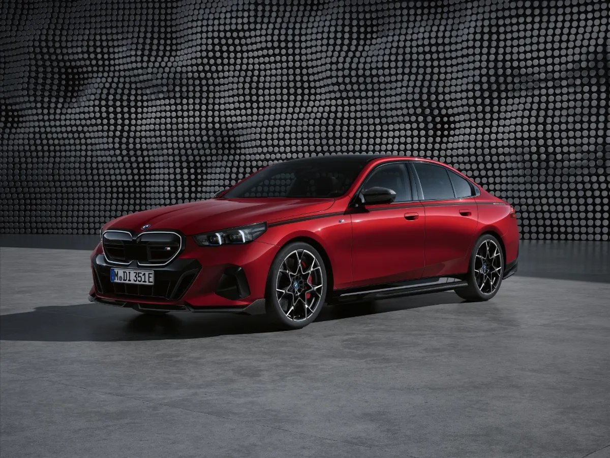 BMW řady 5 Sedan v červené barvě, studiová fotografie