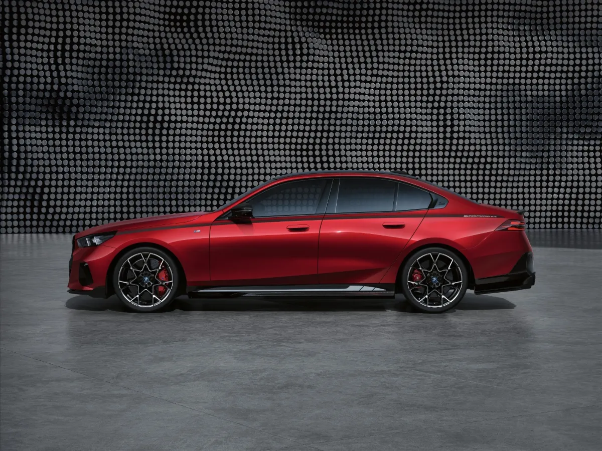 BMW řady 5 Sedan, pohled zezadu z tří čtvrtin
