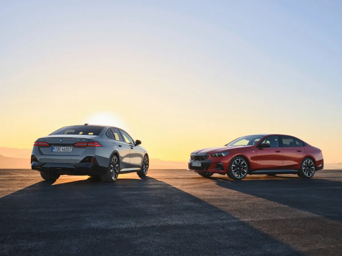 BMW řady 5 Sedan při západu slunce
