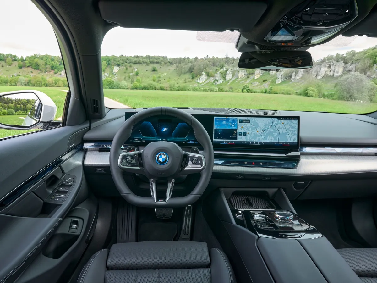 Interiér BMW řady 5, přístrojová deska