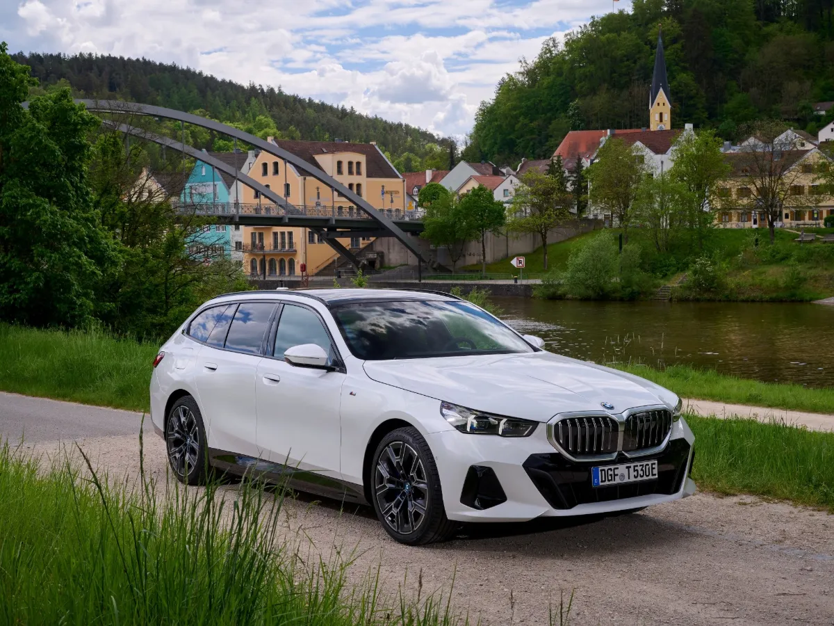 BMW 5er Touring in Fahrt