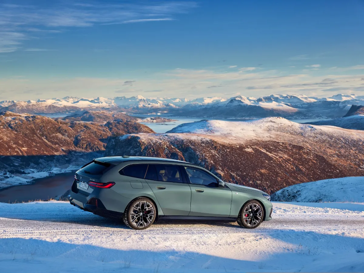 BMW 5er Touring auf winterlicher Straße