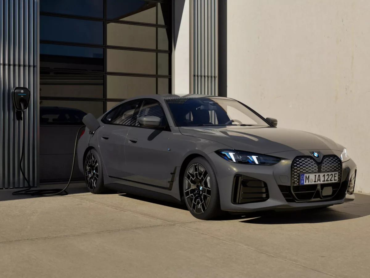BMW i4 garázs előtt