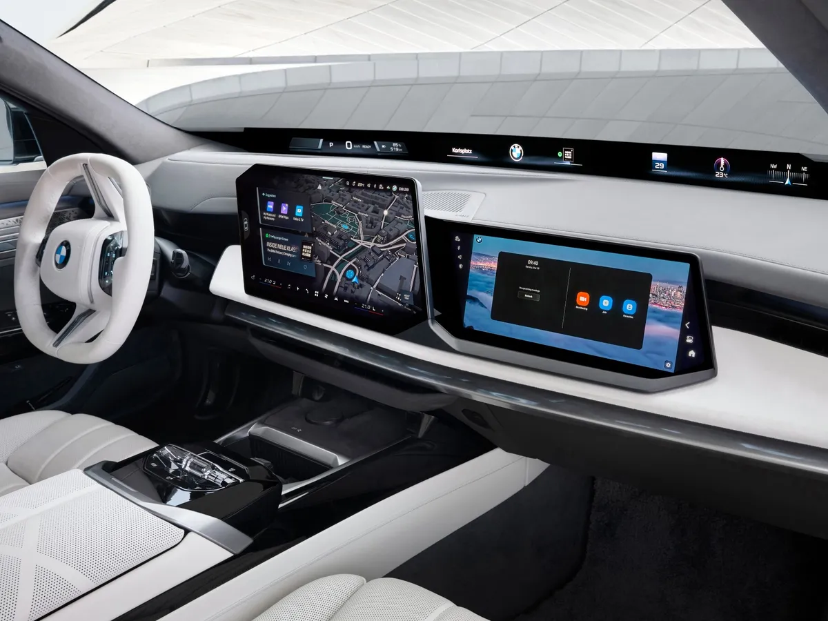 Interiér BMW i7, přístrojová deska