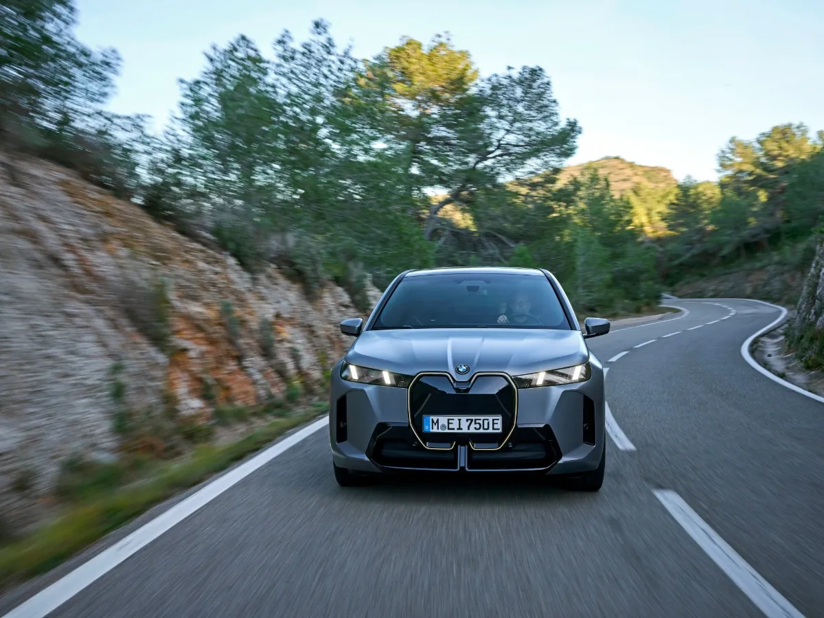 BMW iX xDrive45 — nový vůz z Německa