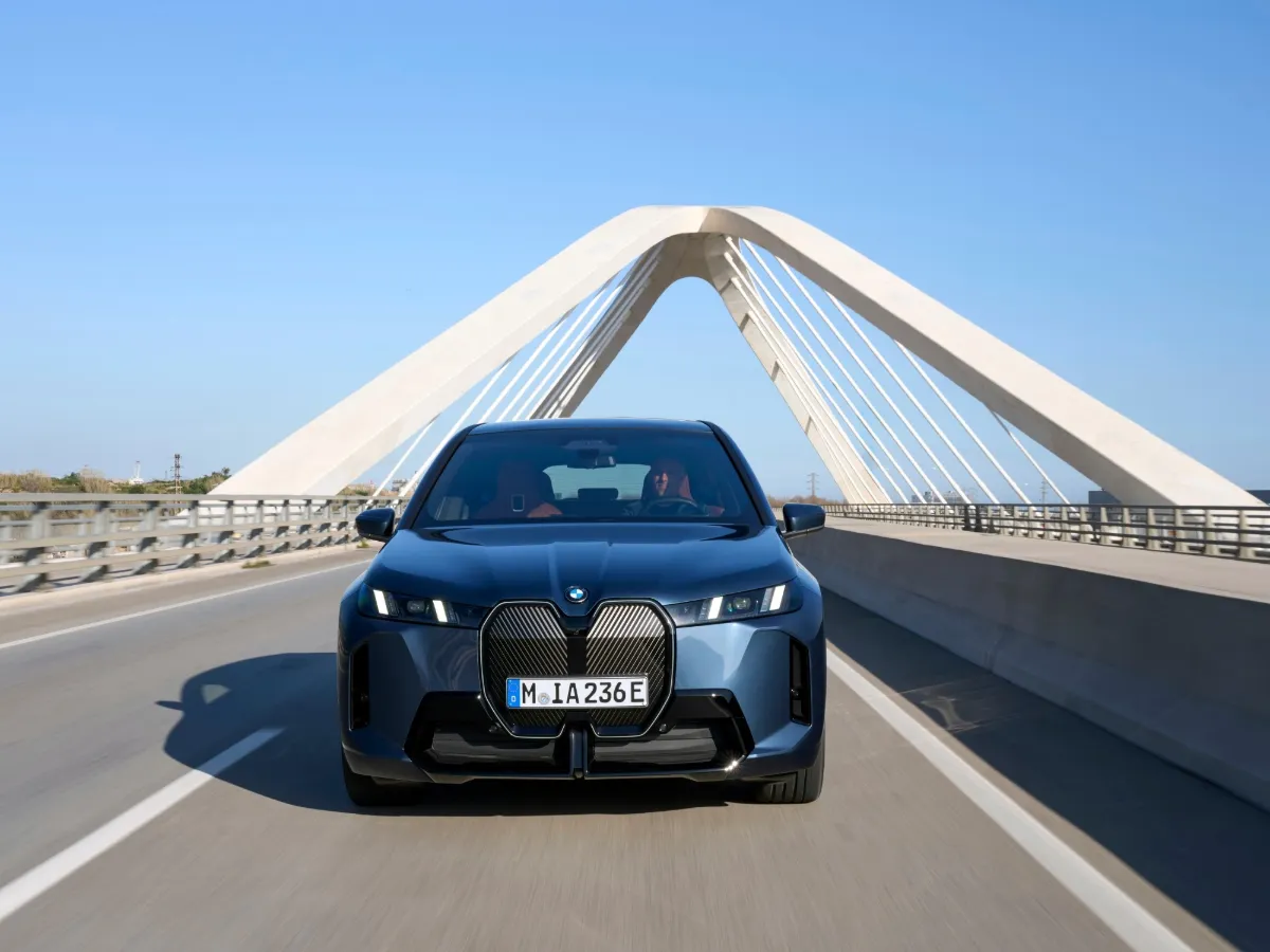 BMW iX na mostě