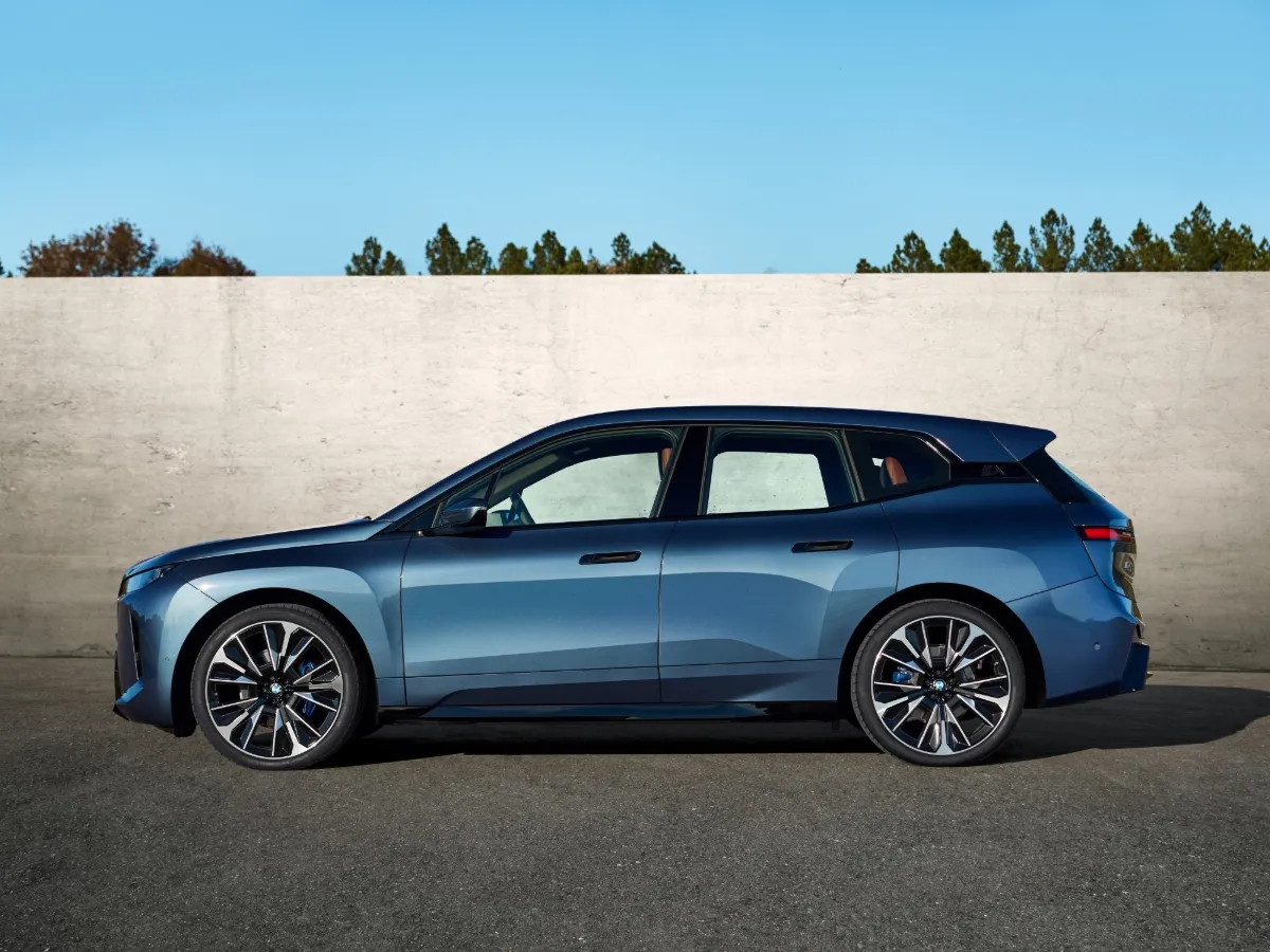 BMW iX z boku