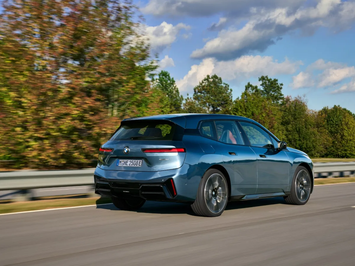 BMW iX zezadu