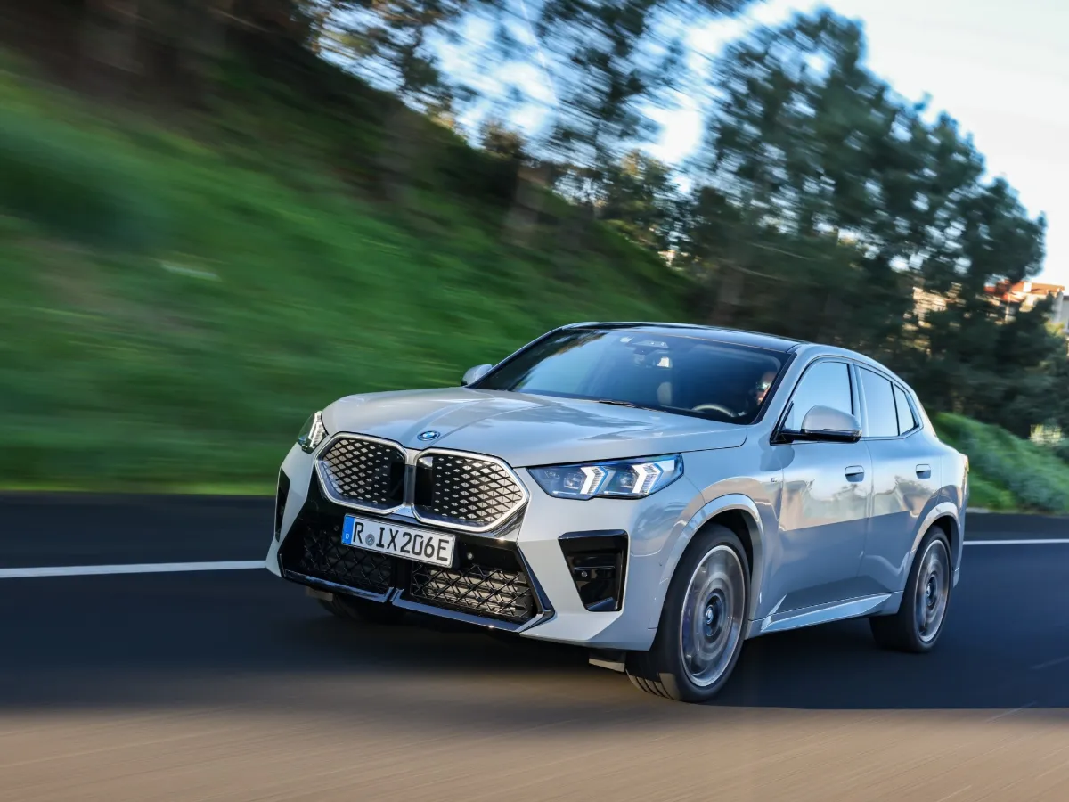 BMW iX2 za jízdy