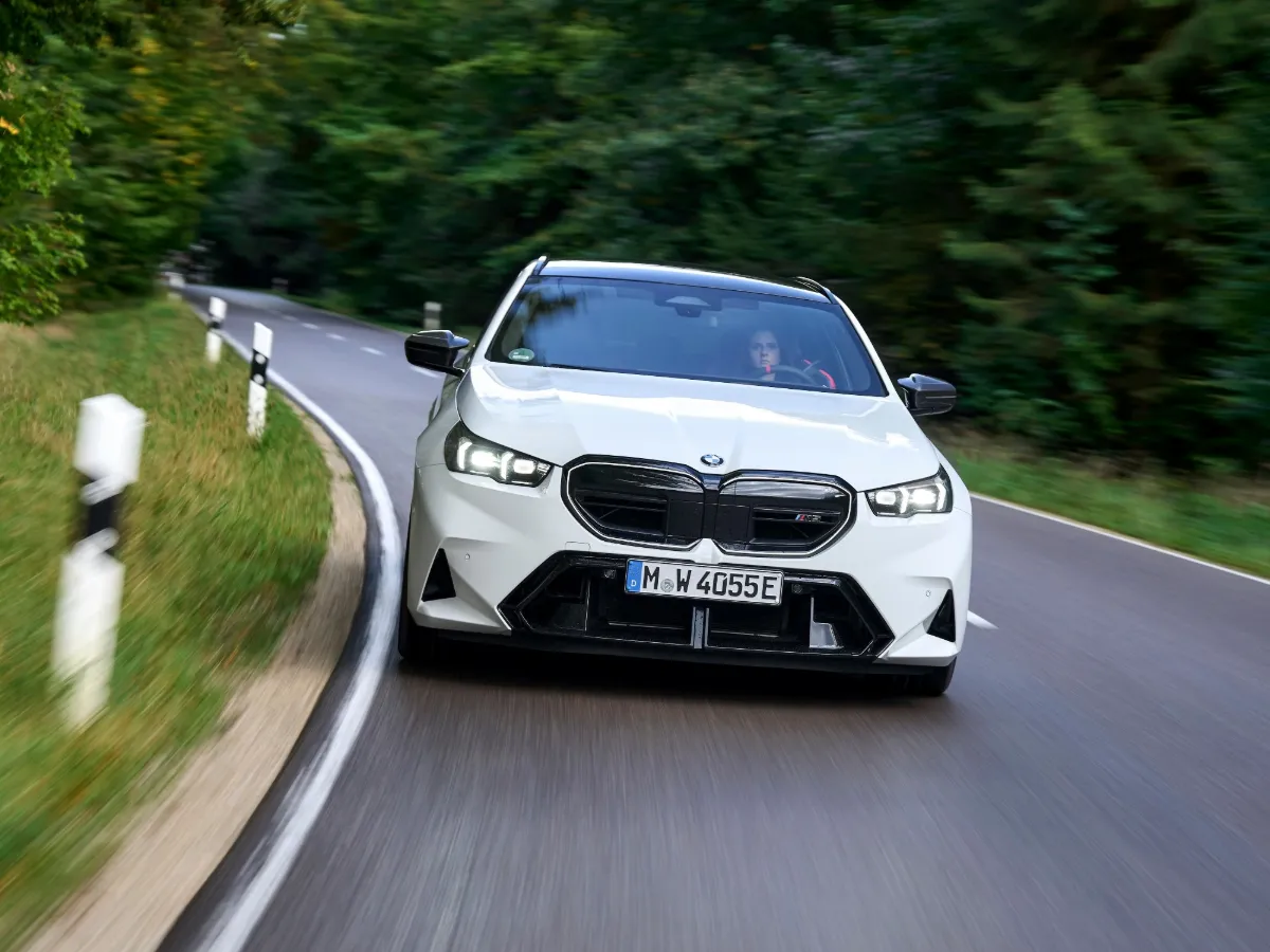 BMW M5 Touring in der Kurve