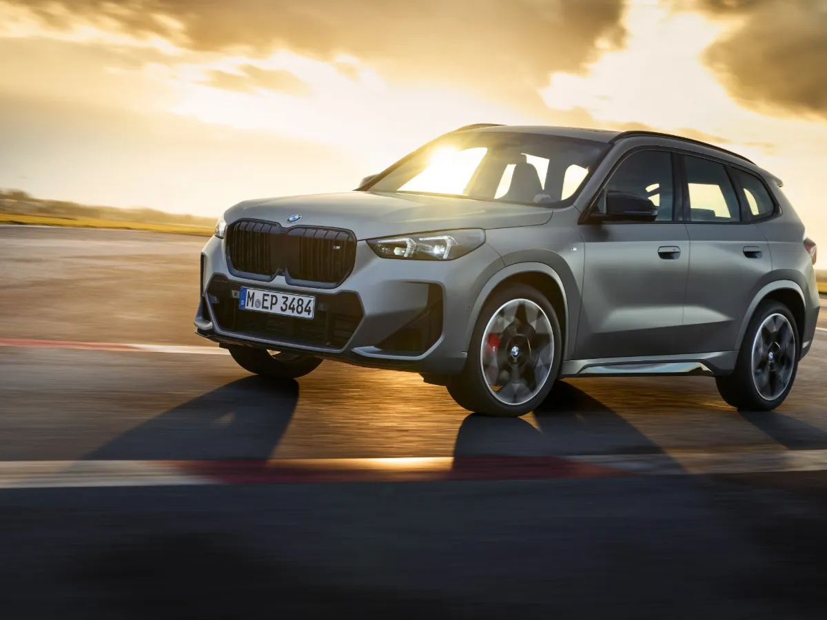 BMW X1 při západu slunce, pohled zepředu