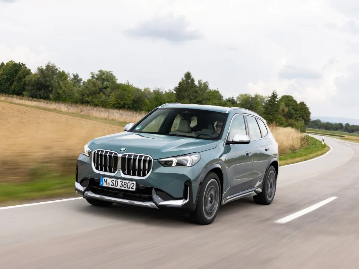 BMW X1 za jízdy, pohled zepředu