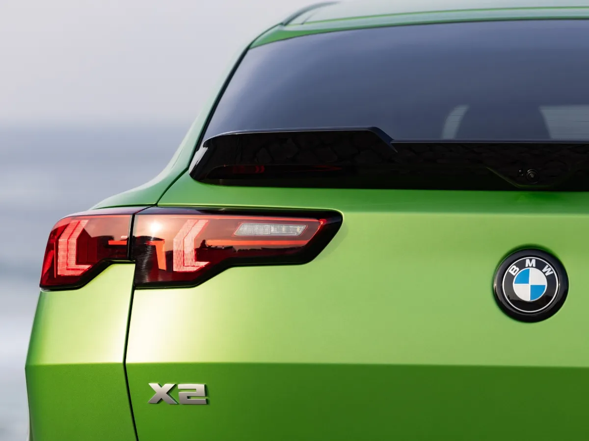 BMW X2 zezadu, označení X2