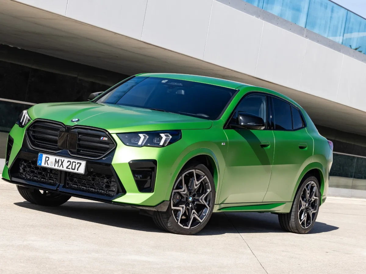 BMW X2 v zelené barvě, pohled zepředu