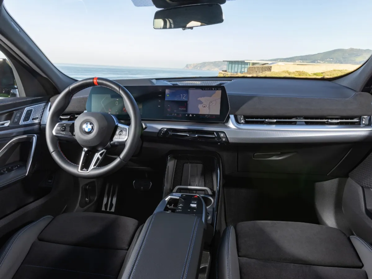 Interiér BMW X2 — BMW Curved Display