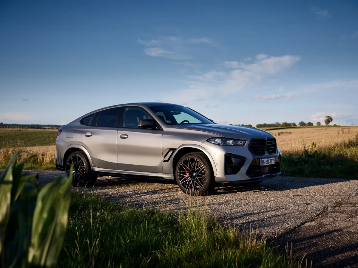 BMW X6 M Competition na poli