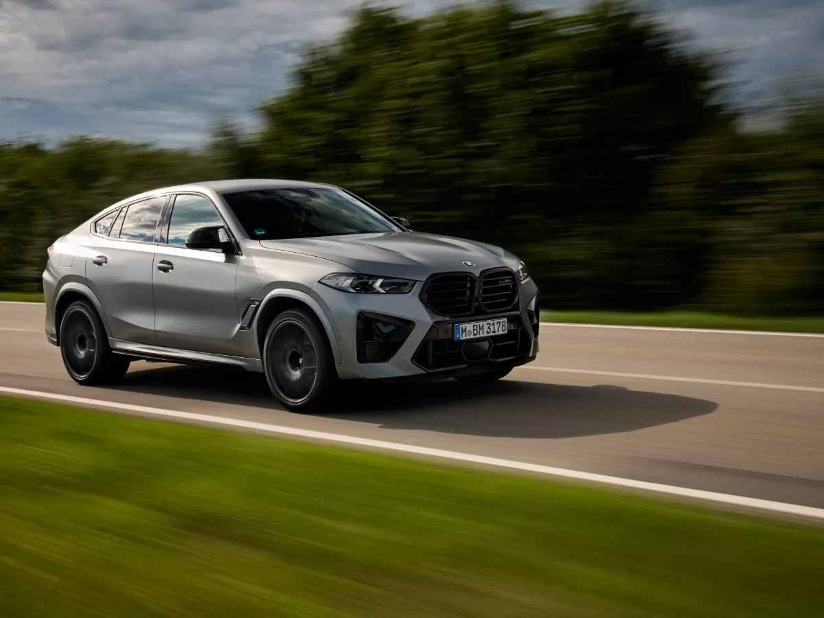BMW X6 M Competition za jízdy