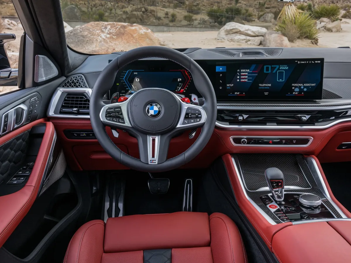 BMW X6 M Competition — interiér, palubní deska