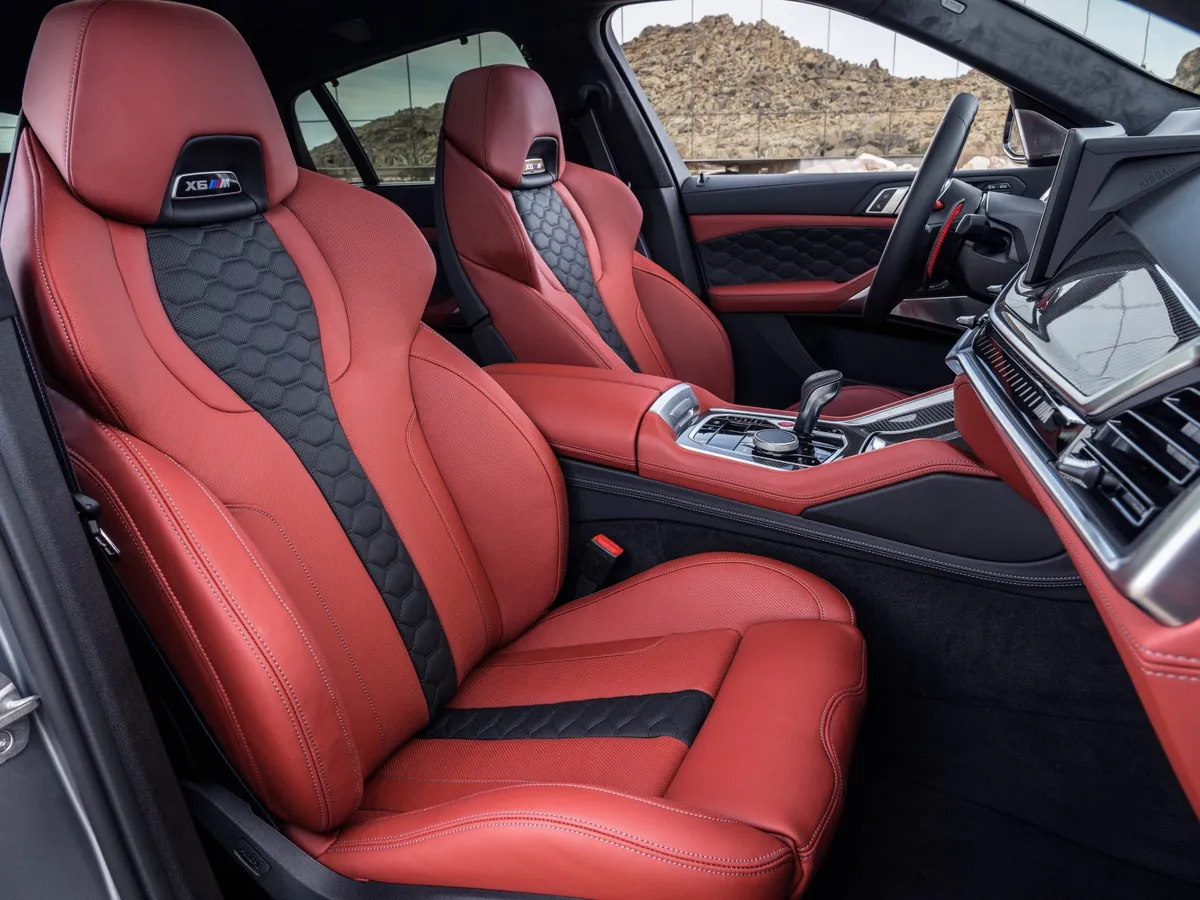 BMW X6 M Competition — kabina a sedadla