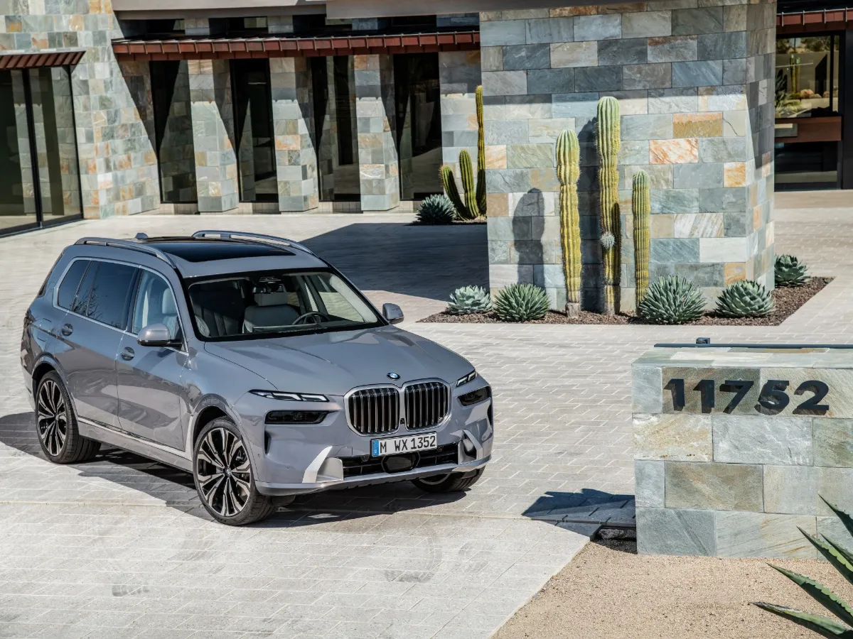 BMW X7 před moderním domem