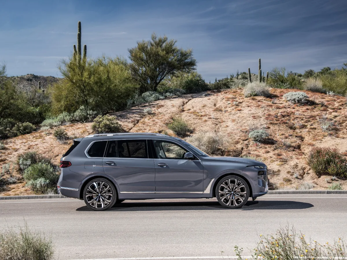 BMW X7 — boční pohled