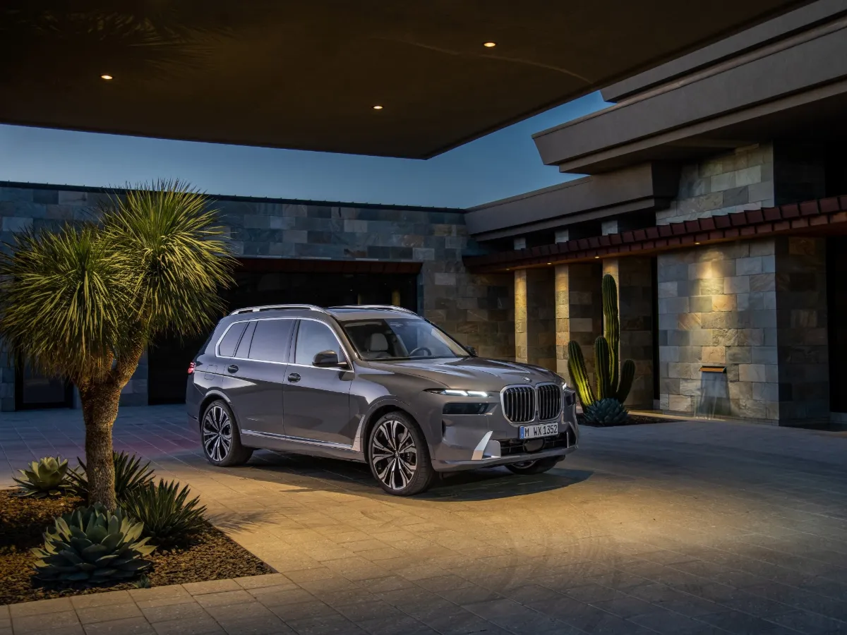 BMW X7 ve večerním světle