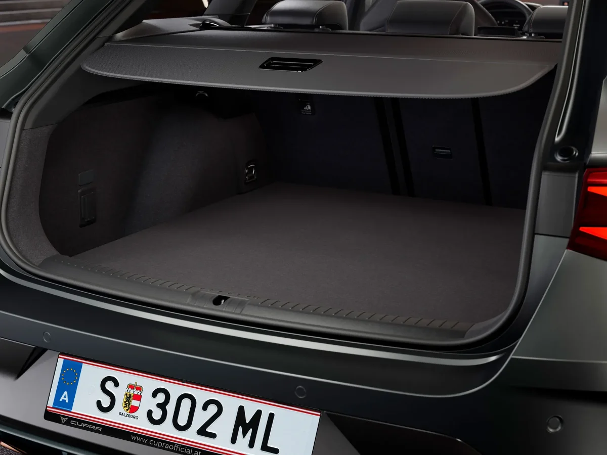 CUPRA Leon Sportstourer mit geöffnetem Kofferraum