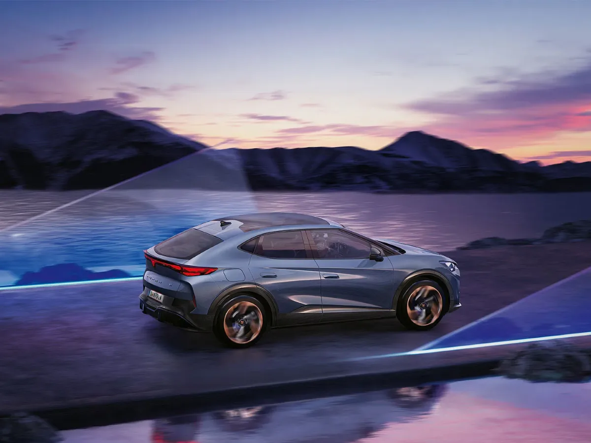 CUPRA Tavascan im Sonnenuntergang