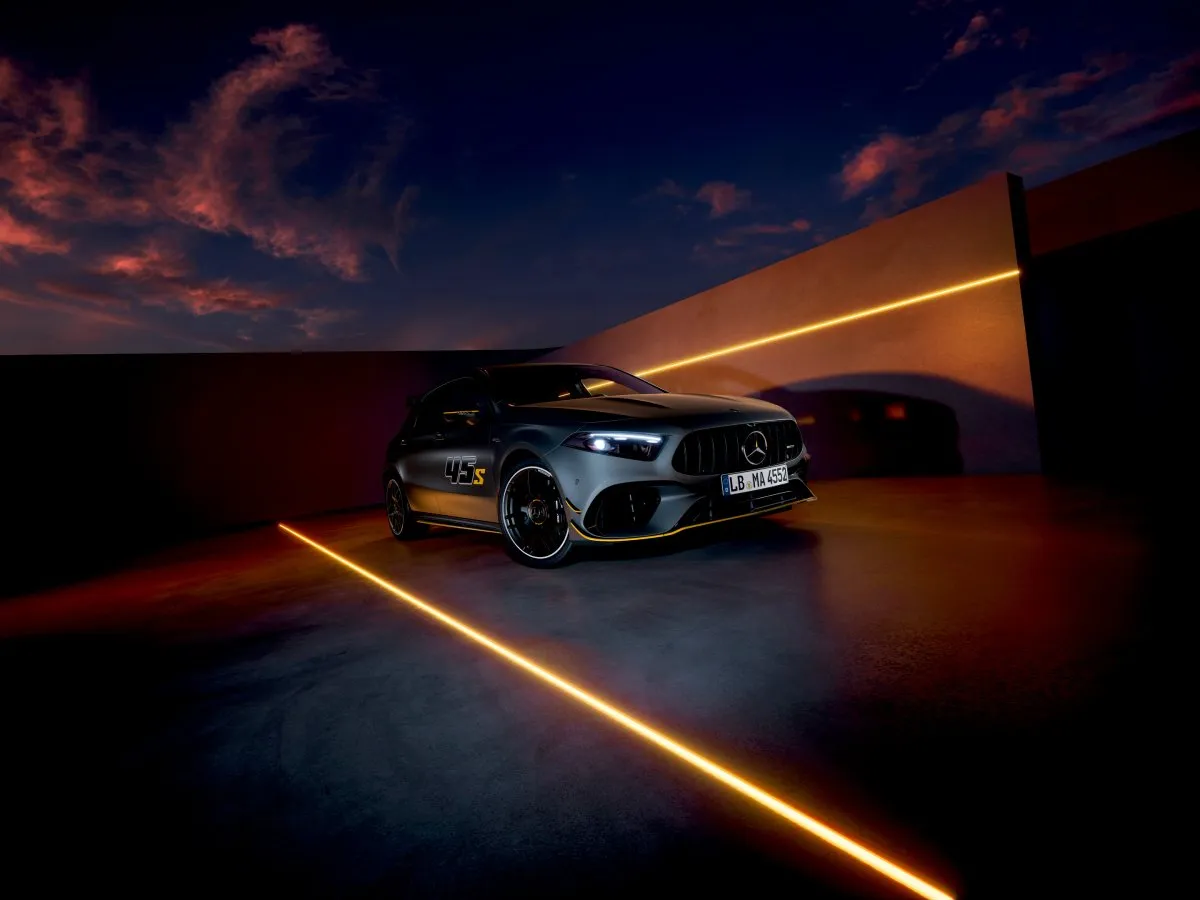 Mercedes-AMG třídy A v nočním světle