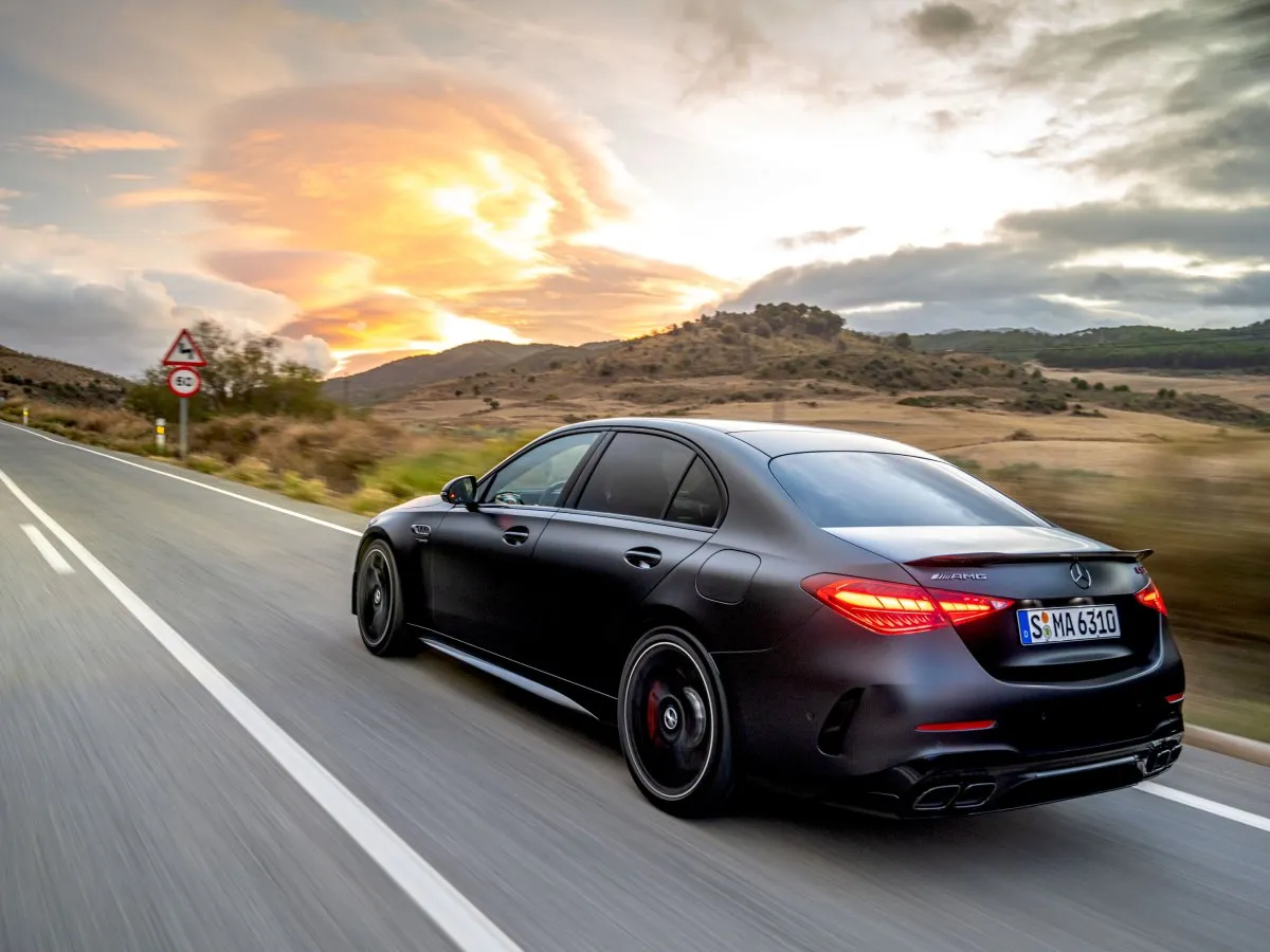 Mercedes-AMG třídy C na horské silnici