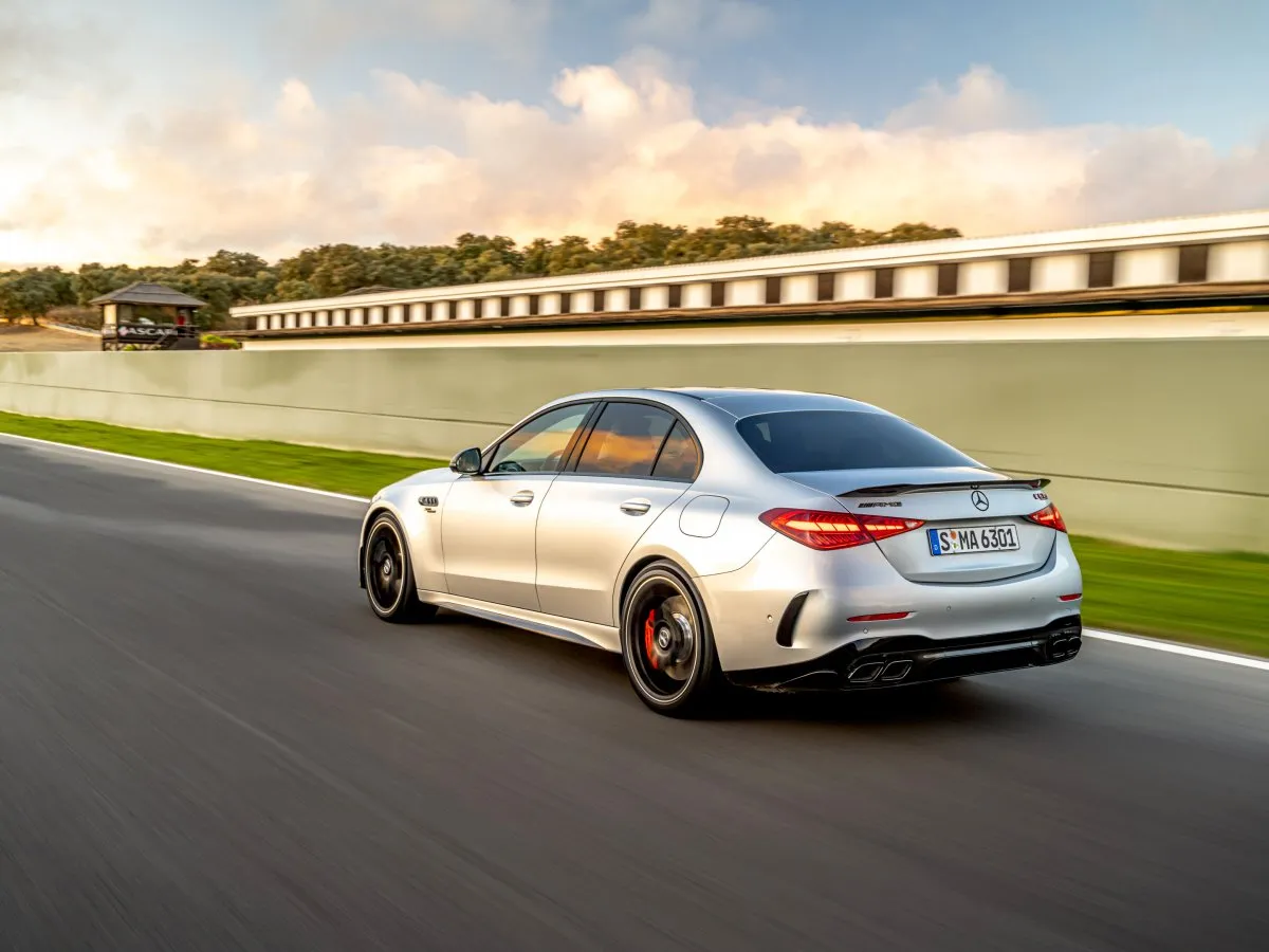 Mercedes-AMG třídy C na závodním okruhu