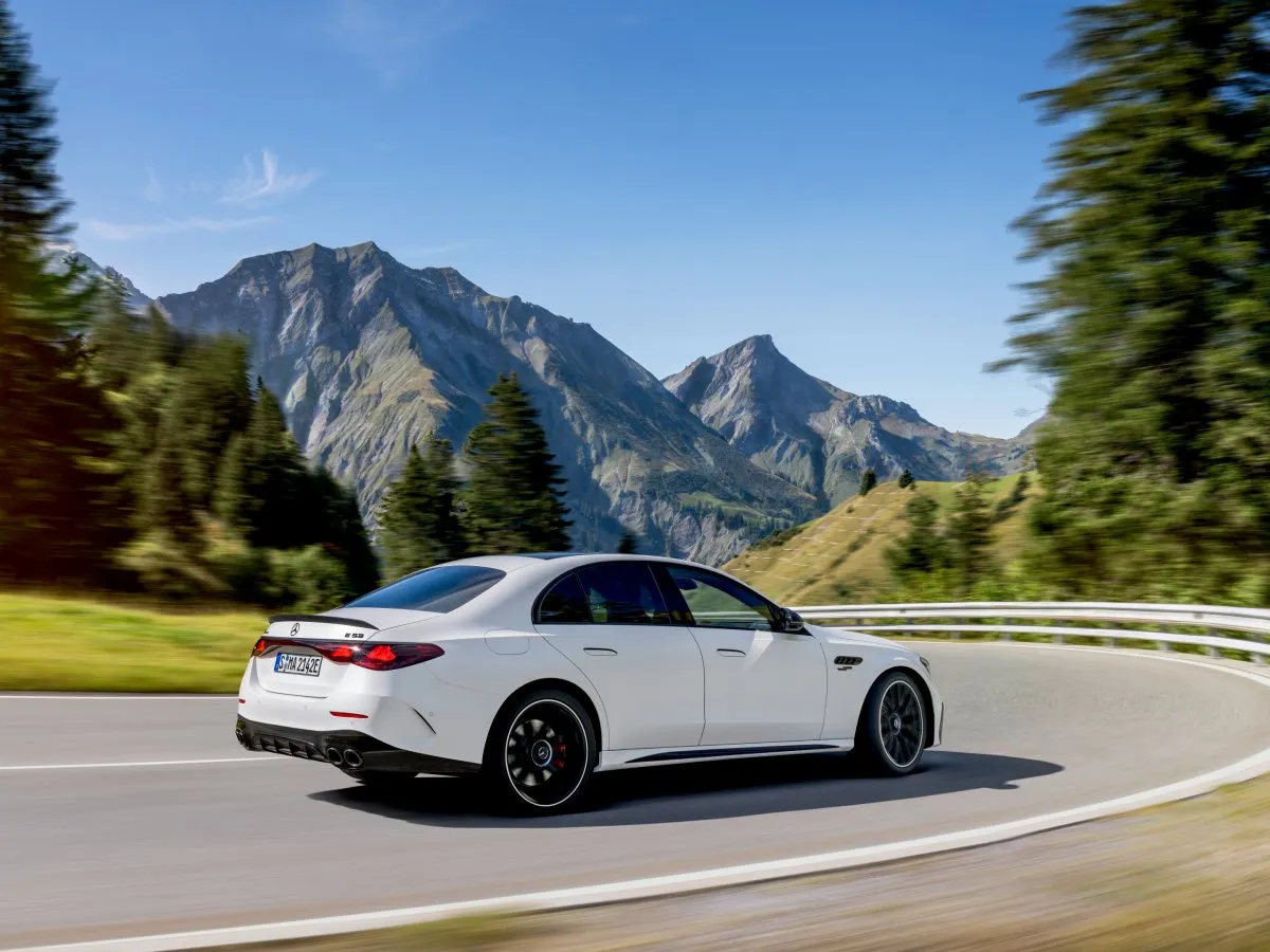 Mercedes-AMG E 53 HYBRID 4MATIC+ – nový vůz z Německa